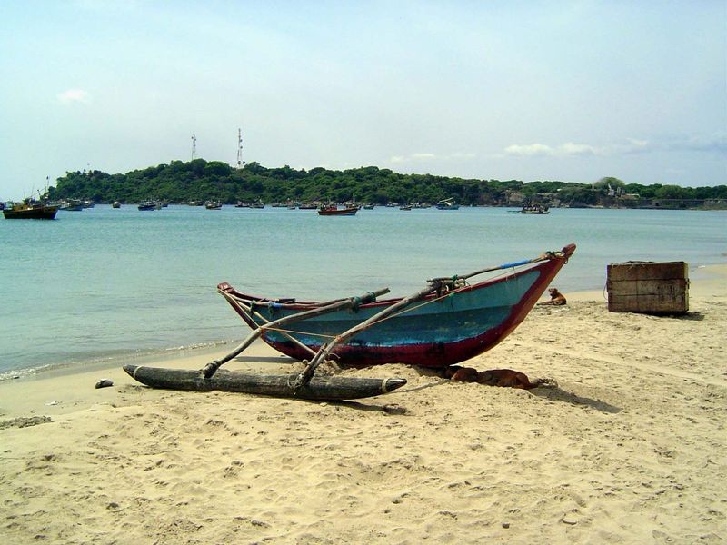 The coast here is Tourist Beautiful, even Tourist Picturesque. What makes Trinco a port, however, is the hill in the background, which creat