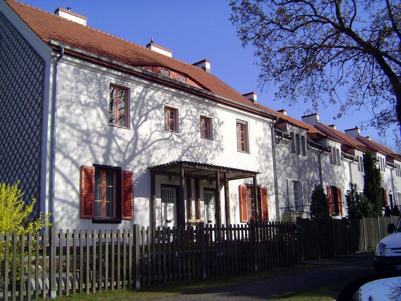 Here's an early answer from Taut. It's the Gartenstadt Garden City Falkenberg, about a mile south of the freestanding houses on Wegenerstras