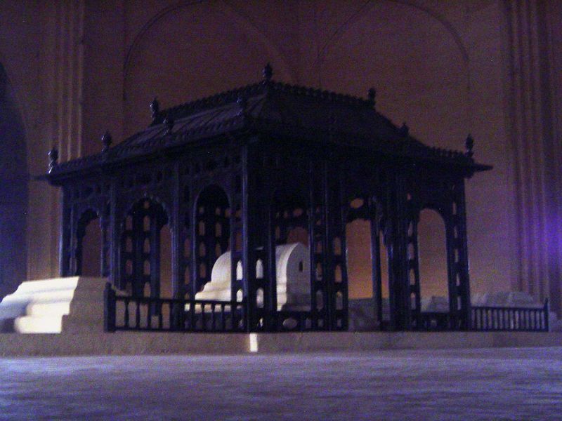These are cenotaphs; the real tombs are on the floor below. Muhammad lies on the east with his youngest wife and son and, on the west, a fav