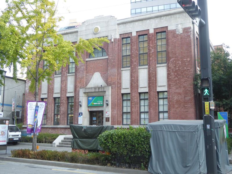 More than half Seoul's buildings were destroyed in the Korean War, but here's another survivor of the Japanese era. Now a bank, this was the