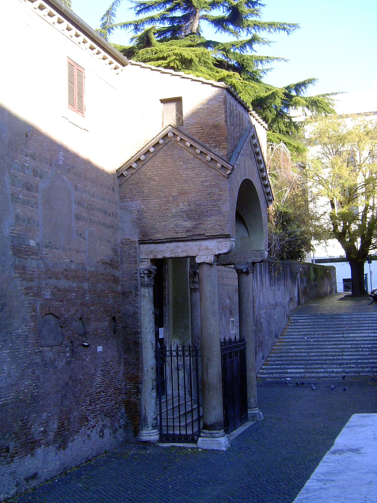 Here's another basilica, this one San Clemente, also old enough to appear to have sunk several meters.
