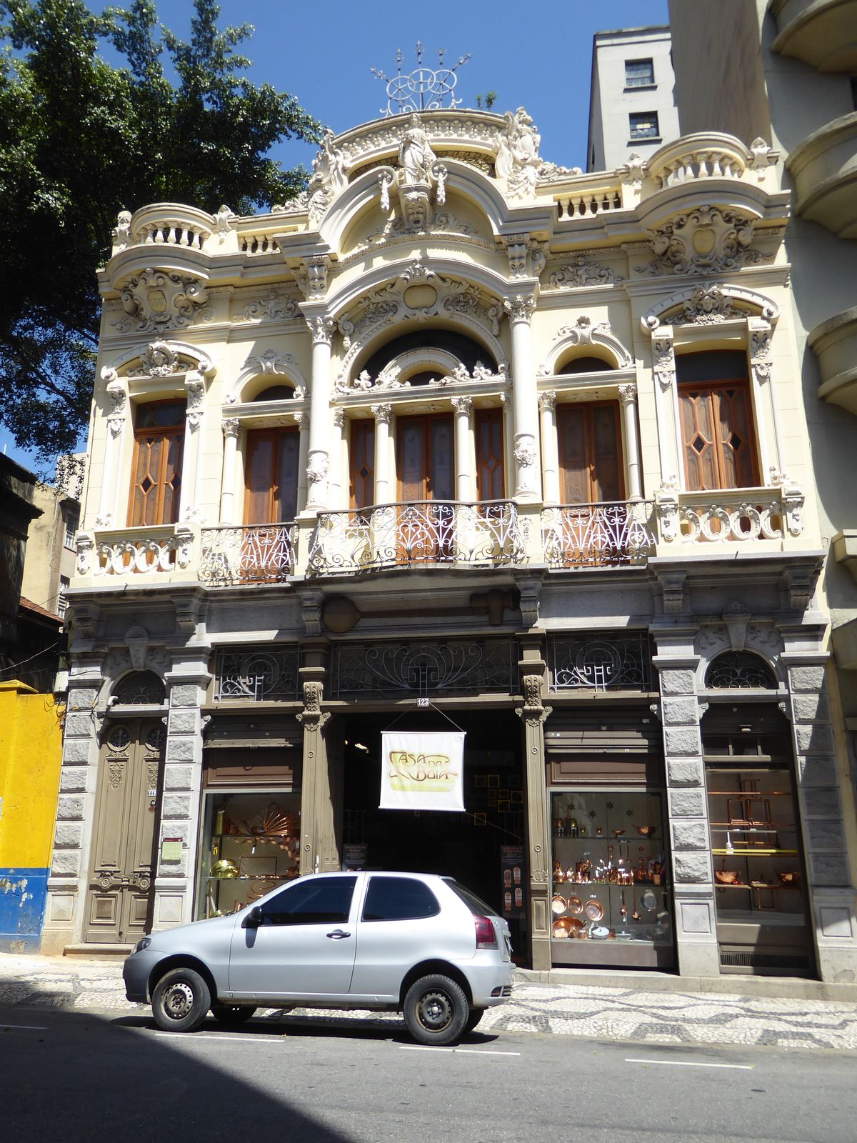 By late in the 19th century, the old colonial town had become a commercial center. Here's the Casa de Boia, the so-called "Float House," bui
