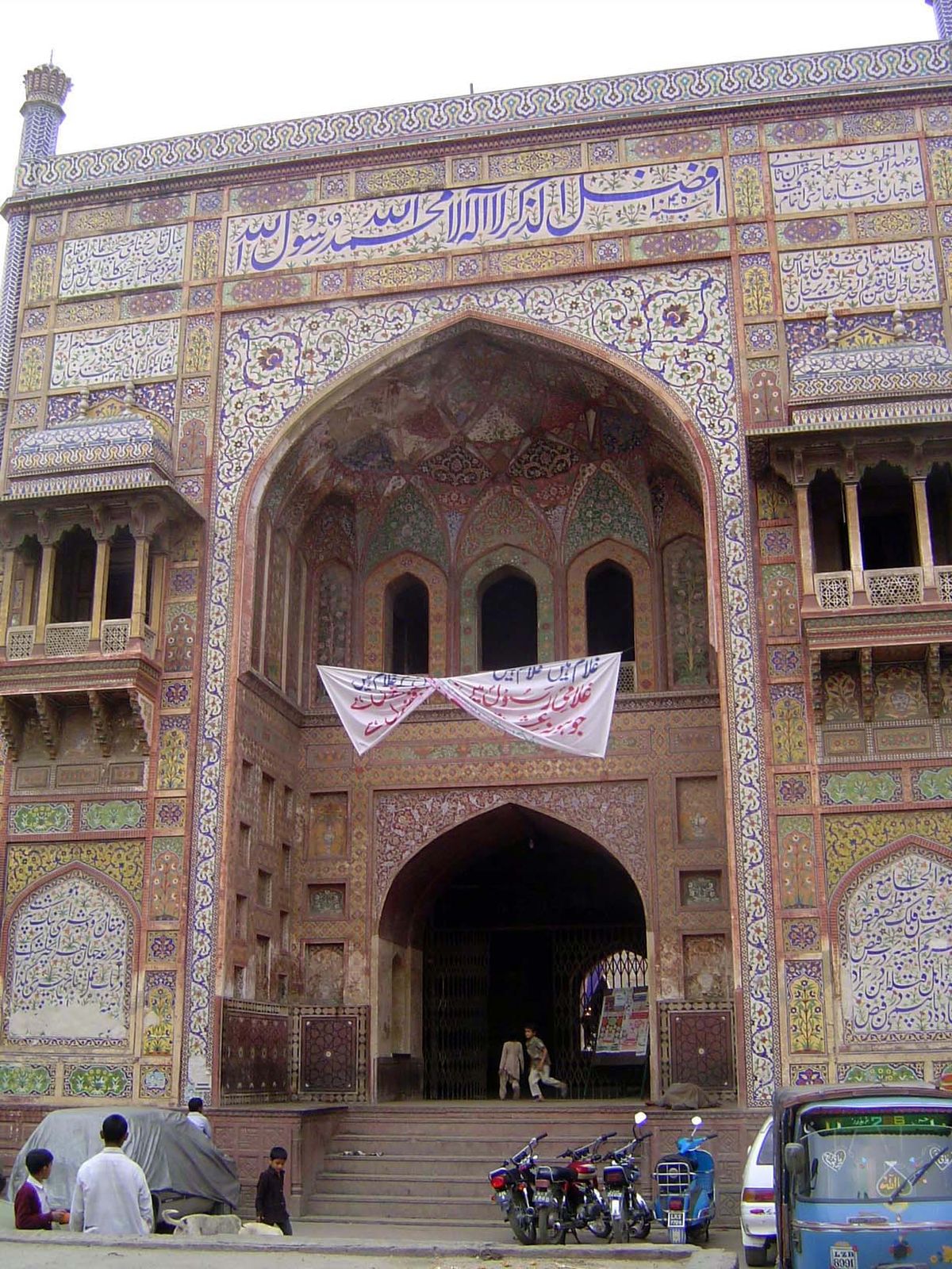 An open entrance. The inscription up top is the same as the one at the entrance to the Badshahi Mosque: "The best words to remember are No G