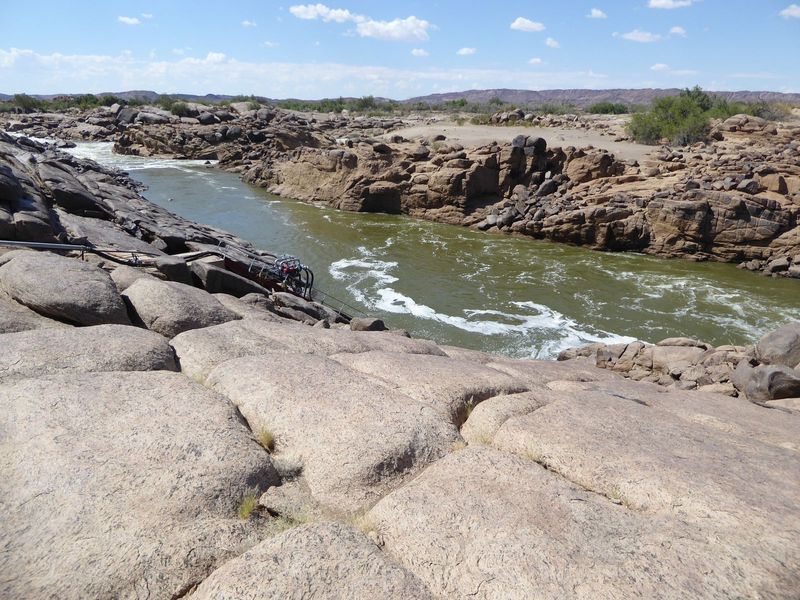 Not far downstream, the river is bordered by bare rock and patches of sand. Explanation? Once a decade or so, the river floods, scrapes ever