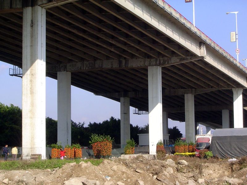 Here comes the Queshi Bridge, under whose shelter orange trees await buyers for whom the trees are an auspicious symbol at the Chinese New Y