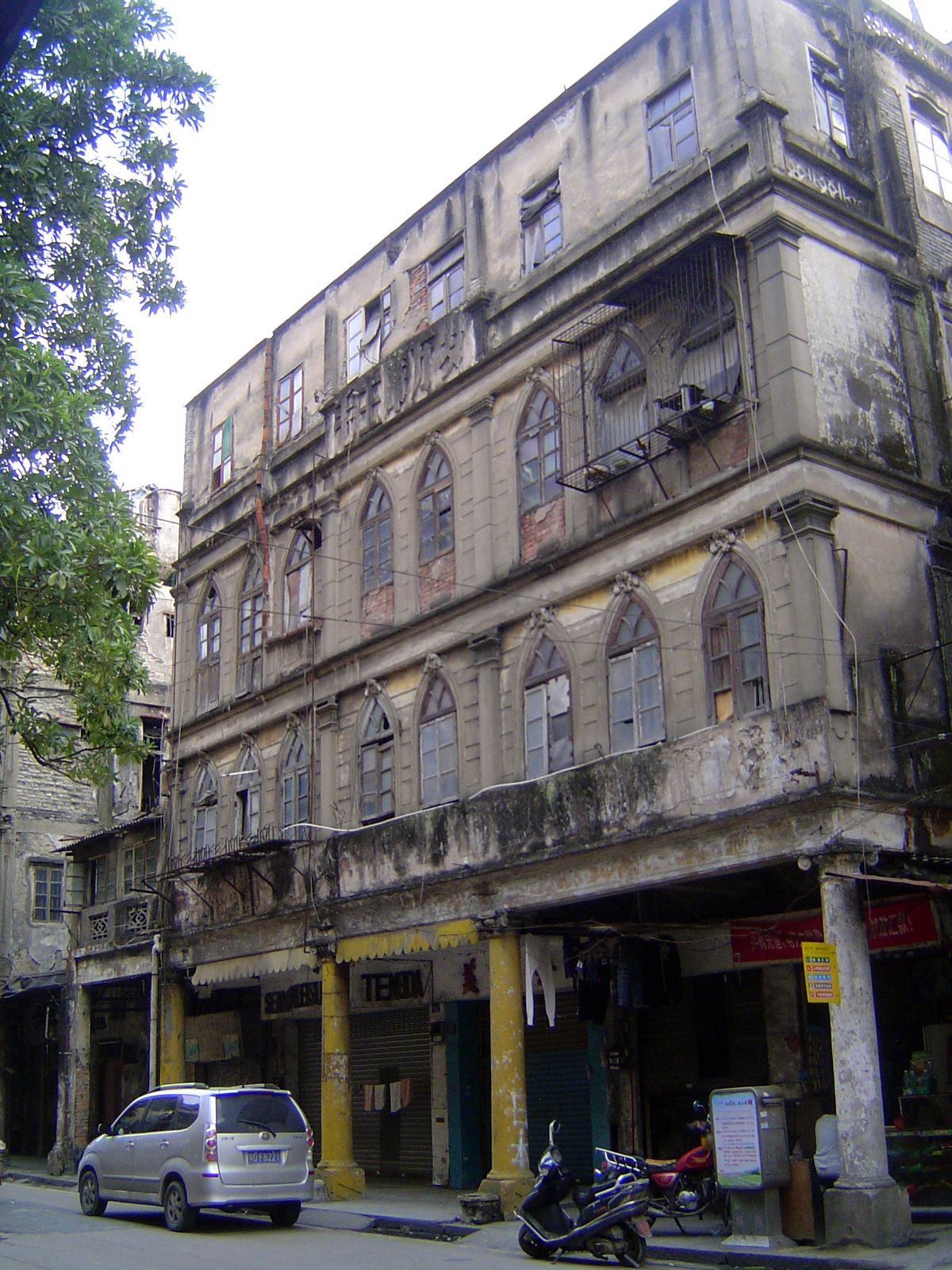 Up top: "Long Live Chairman Mao." Why the Gothic windows?