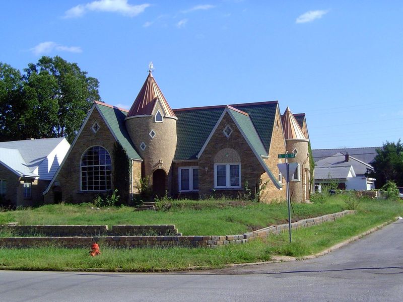 We'll look at a few houses in this addition. Here's something unusual. It's 800 NE 21st, built in 1928.