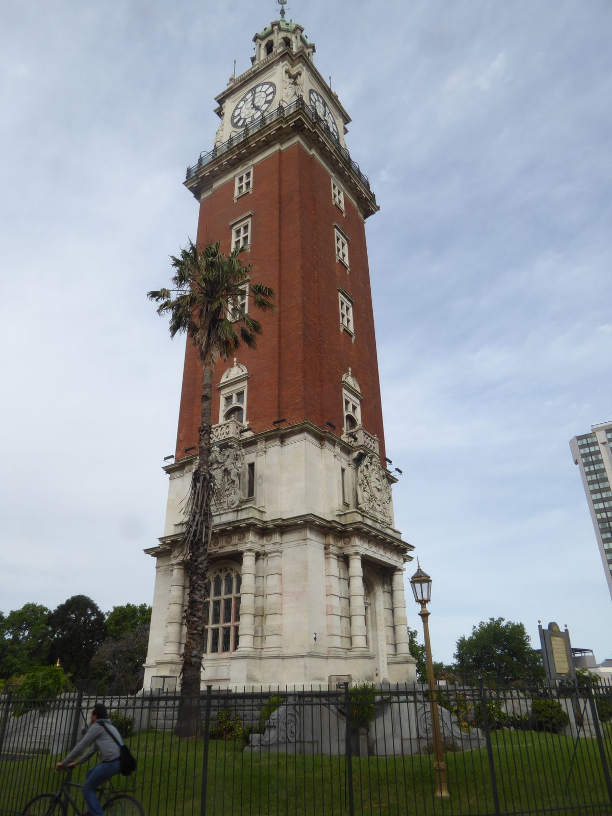 Until the Falklands War, the Torre Monumental was the Torre de los Ingleses. Inaugurated in 1916, the architect was Sir Ambrose Macdonald Po