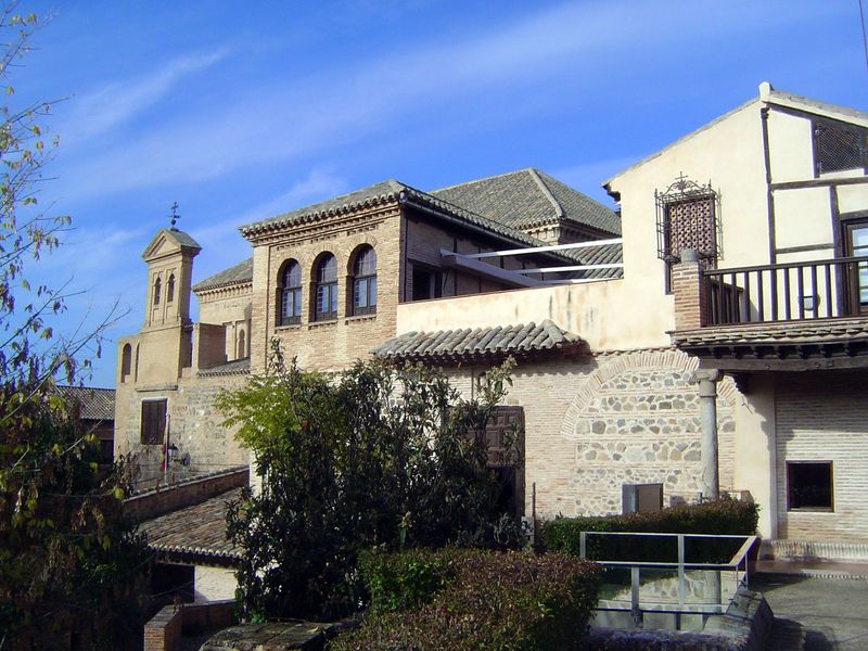 The synagogue appears here in the background and nearly adjoins the Museo del Greco, here in the foreground.