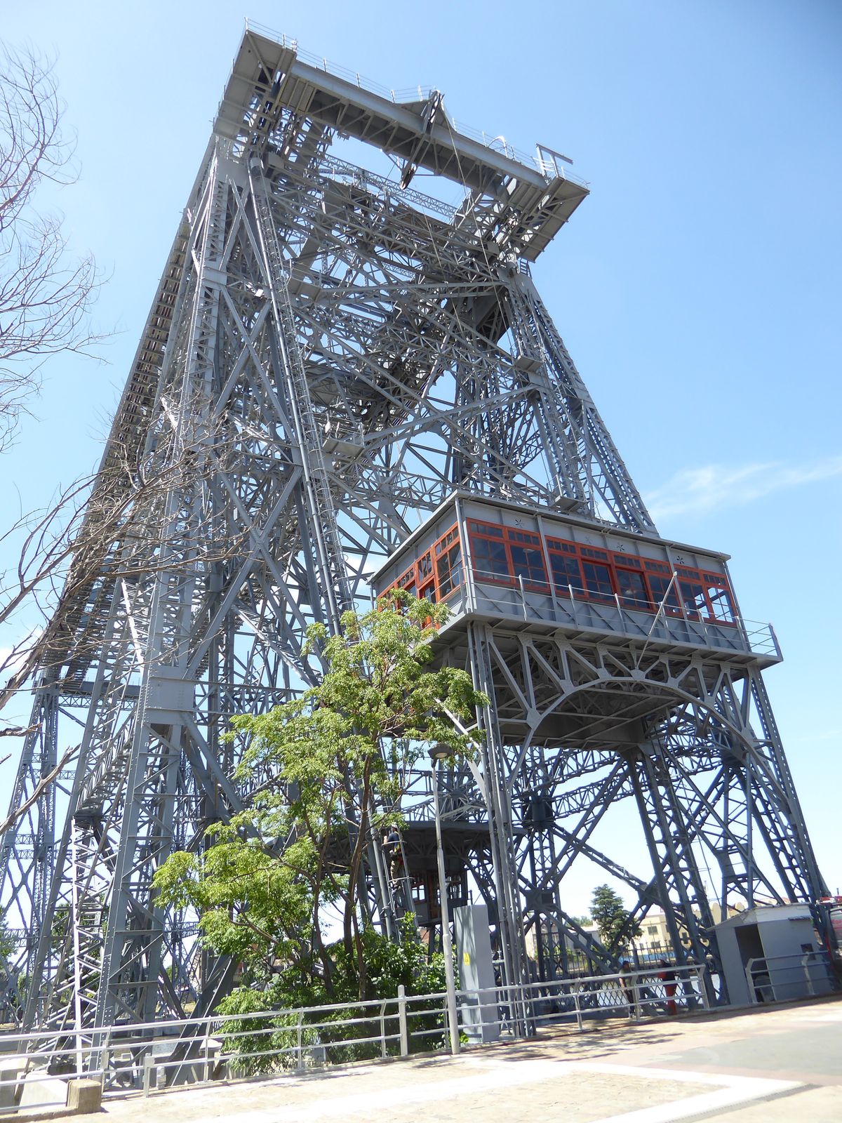 The Puente Transbordador operated from 1914 to 1960. How did it work, exactly? Beats me, but you can find old photos showing the platform mi