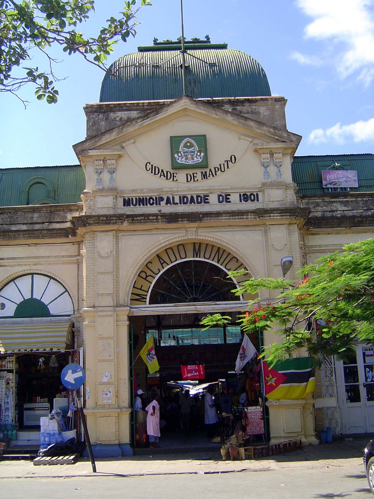 The city market, its name updated to Maputo. The change occurred in 1976, a year after the departure of the Portuguese.