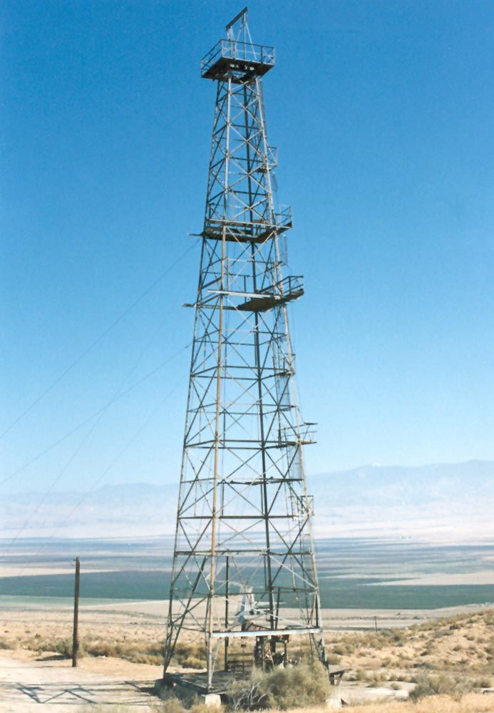 A transitional form, especially common in the 1930s. Steel replaced redwood, only to be replaced by portable masts, trucked in when needed.