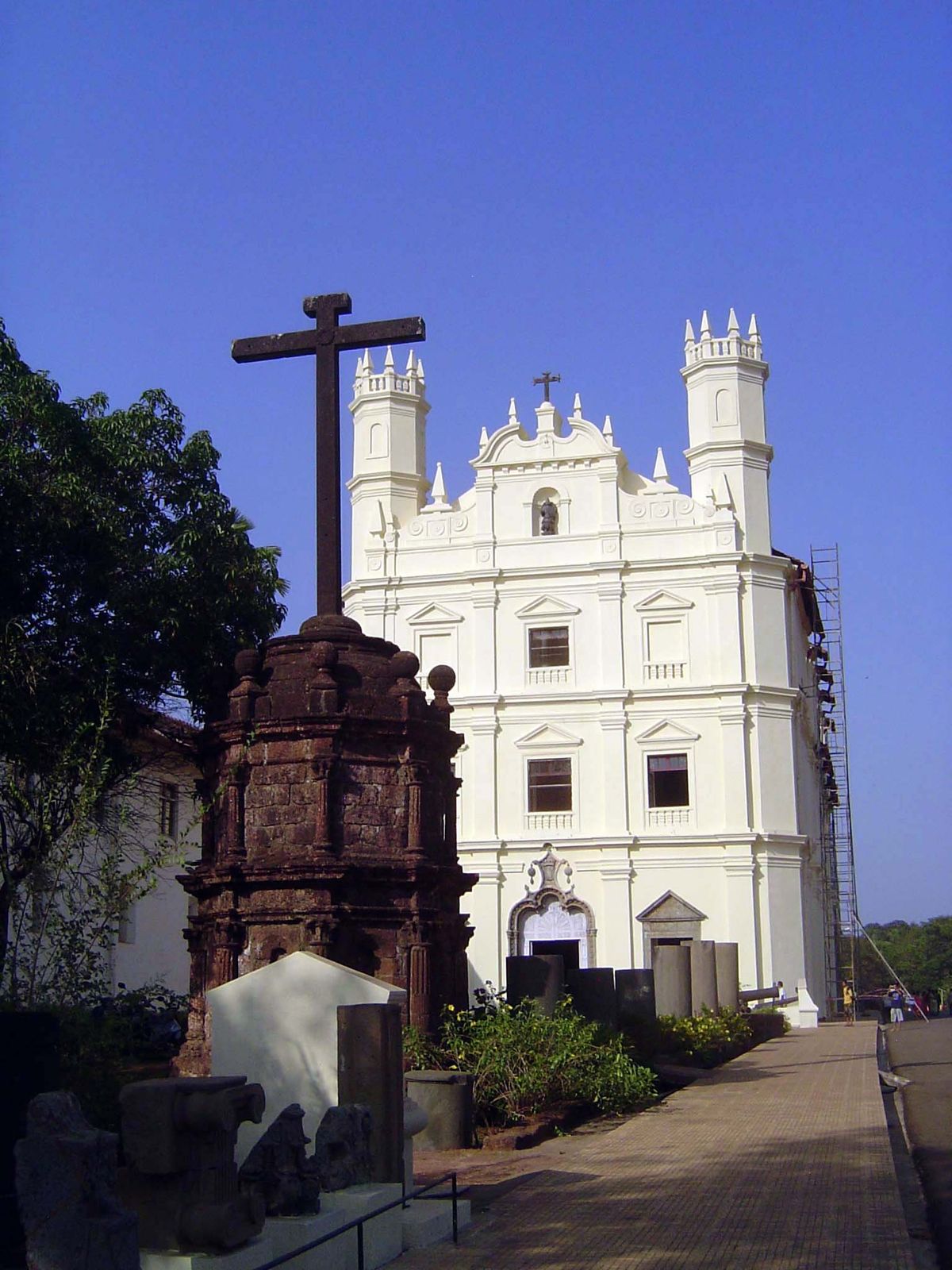 Adjoining the cathedral is the Church of the Holy Spirit or, popularly, of St. Francis. It's late, completed in 1668.