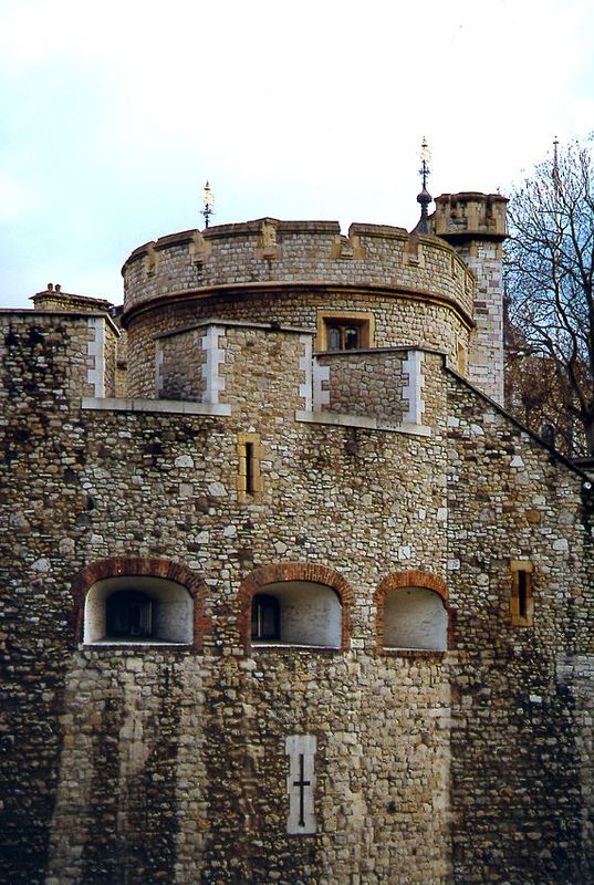 The site, in the southeast corner of Londinium Augusta, was used by the Romans as a barracks. It was chosen again by William the Conquerer, 