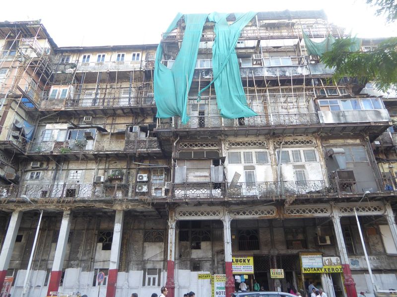 The hotel closed in 1960 and eventually was divided among 15 co-owners and about two hundred tenants, some residential but many others lawye
