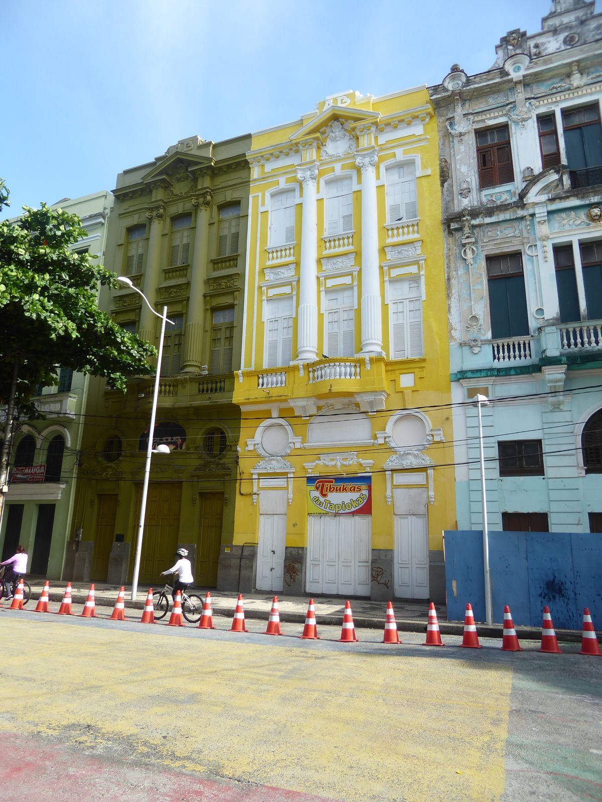 Gomes writes that "the sobrados of Recife are tall and narrow, due to the lack of terra firma at the estuary of the Capabaribe River... \the