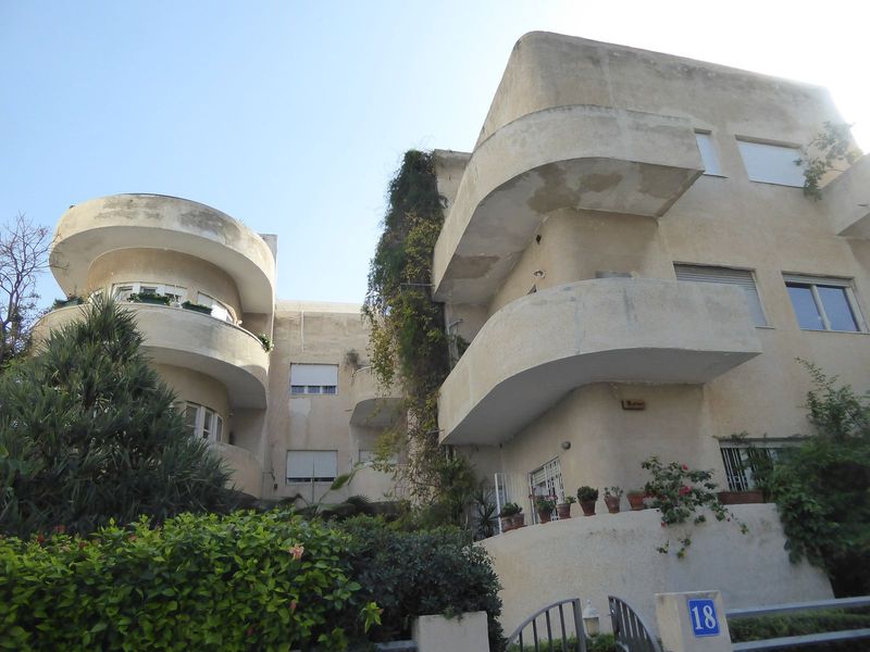 Here, at Bialik 18, is a good example of the Bauhaus style. Lots of balconies, lots of simple curves glued onto blocks, and vegetation to so