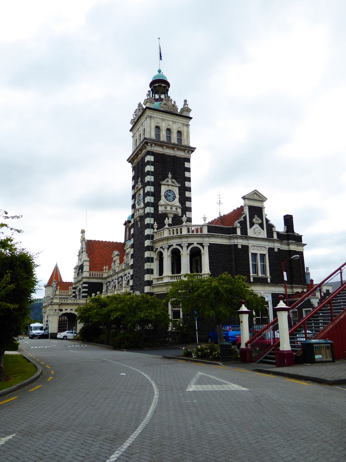 Here's the other icon, built of the same materials and roughly of the same design but 30 years later: it's the city's railroad station, comp