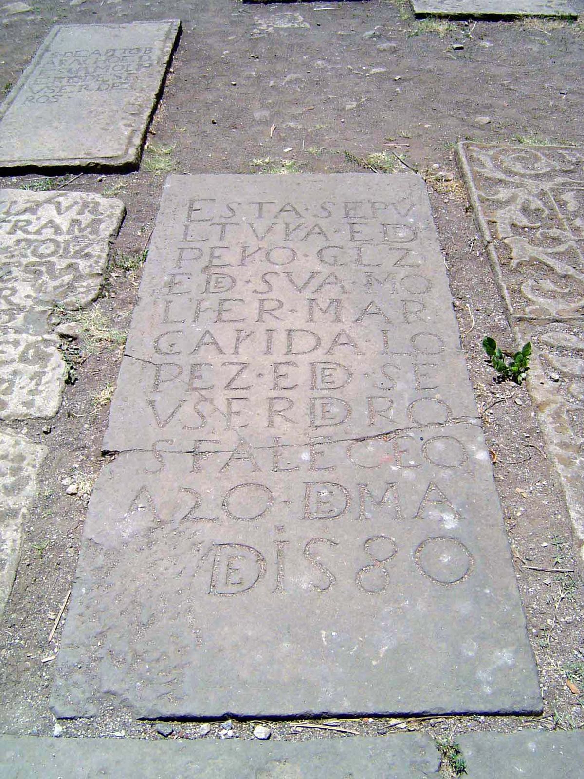 No. 79 ESTA SEPULTURA E DE PERO GONCALAEZ E DE SUA MOLHER MARGARIDA LOPEZ. E DE SEUS ERDEIROS. FALECEO A 20 DE MARCO ? DE 1580. This grave i