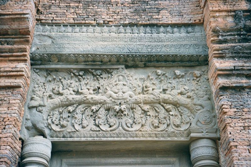 The false door on the same tower shows the already mature decorative style of the Khmers, not only with sandstone lintel but with decorative