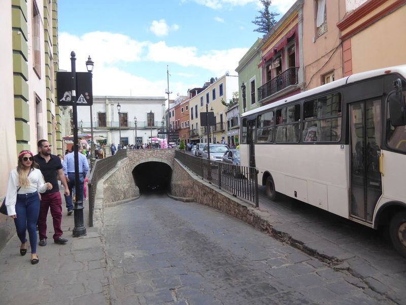 Here's the same Tunel de los Angeles popping up at another point alongside Benito Ju rez.