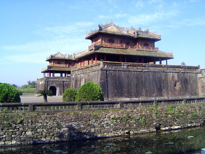 Once inside the citadel, you immediately face another moat and wall, this time that around the Imperial City. Entry is through the Ngo Mon o