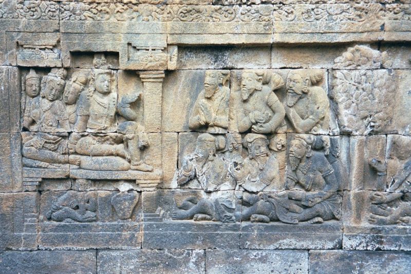 The wicked priest and his cohorts tell the king that his recent bad dream implies impending disaster unless Manohara is sacrificed. The king