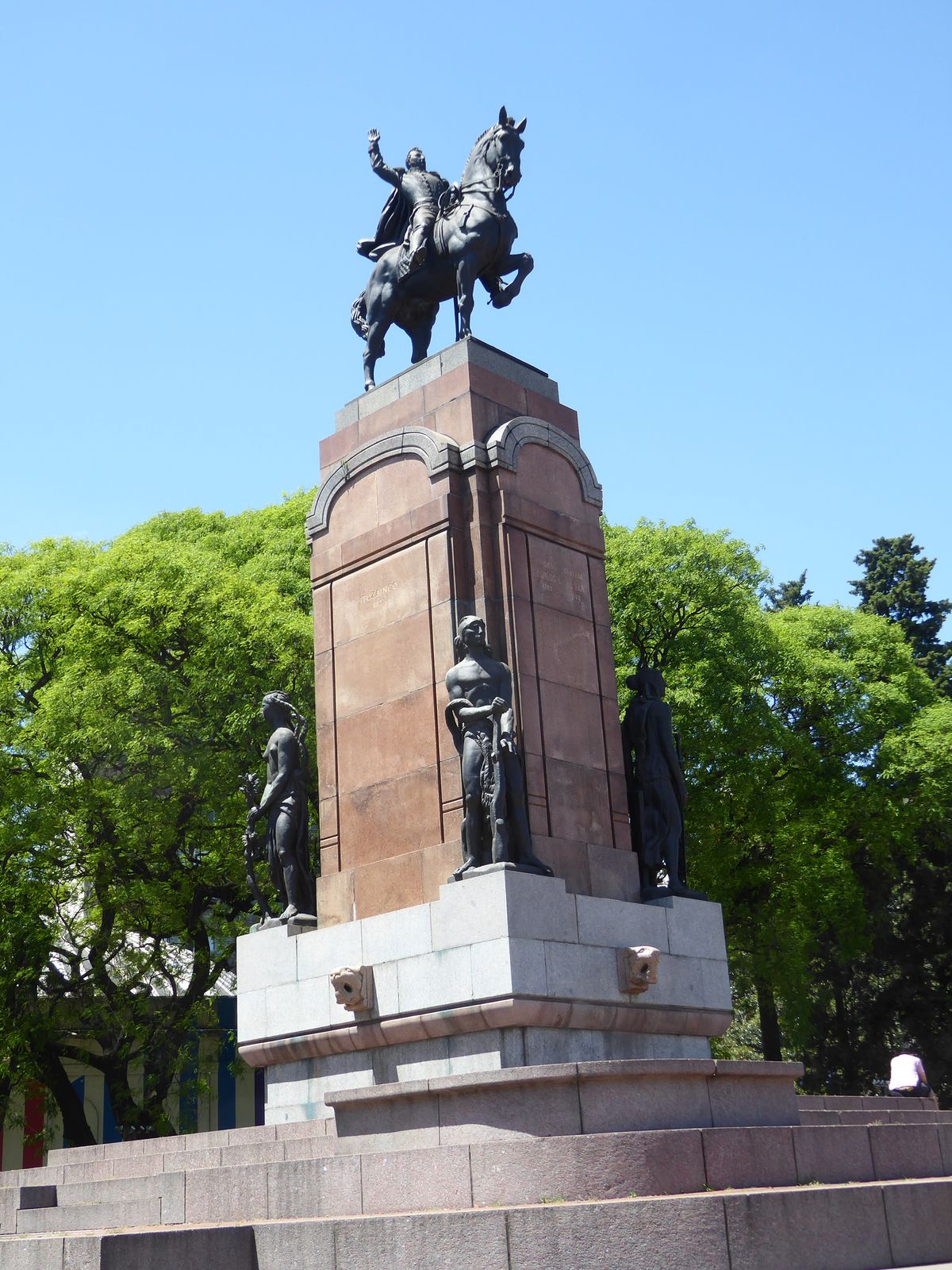 Three hundred meters to the east, there's a statue of General Carlos de Alvear 1788-1852, who defeated the Spanish troops at Montevideo in 1