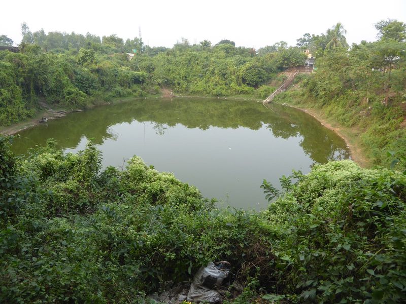 Bir Singh excavated several tanks too. Locally called bandhs, this one is inside the fort.