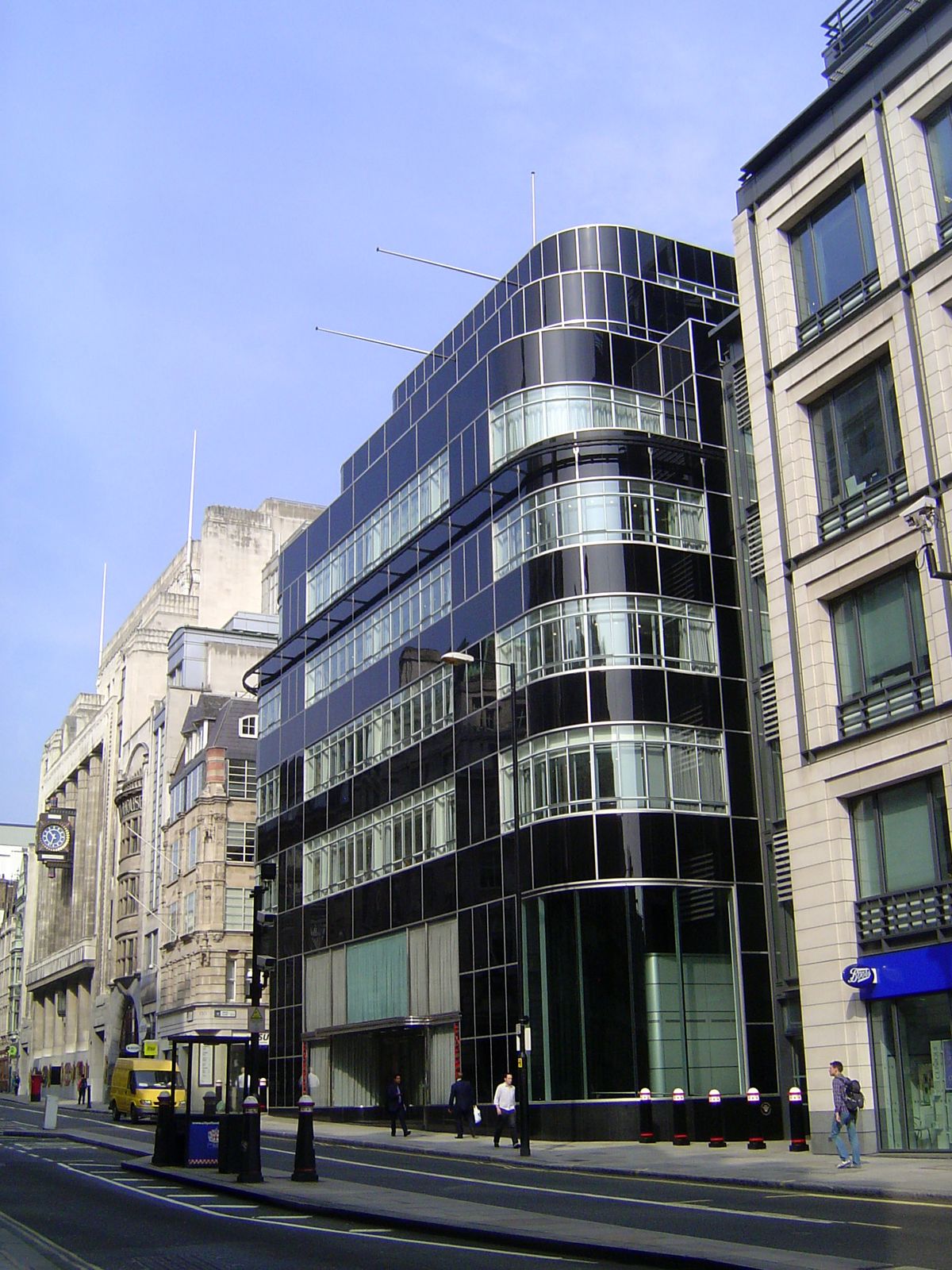 Deco brings us here. In the distance, The Daily Telegraph sulks, upstaged by this much flashier building covered with black vitrolite and ch