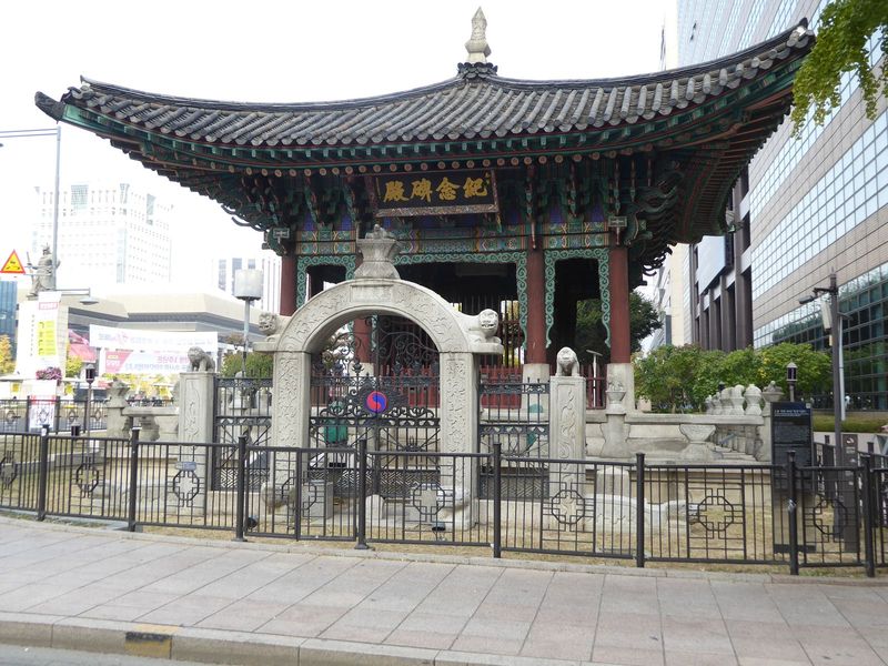That's the admiral again at the far left. Over here, at the edge of the plaza is a memorial column almost hidden in a protective housing. Th