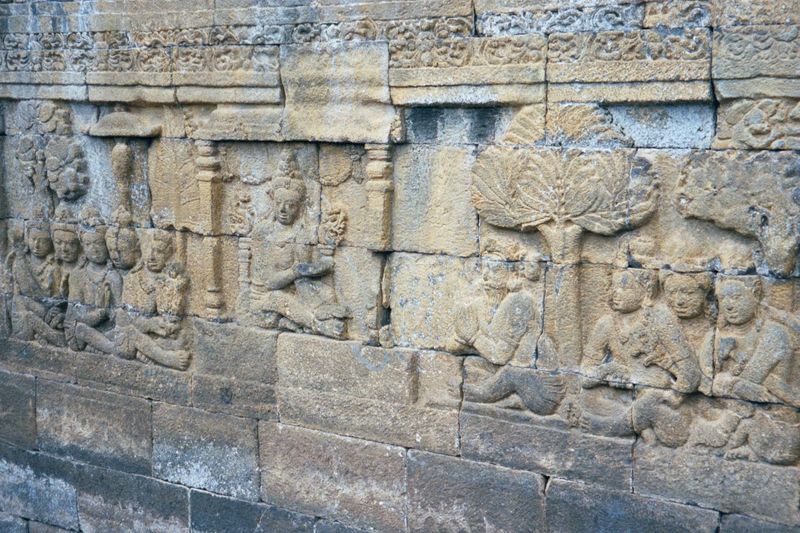 The hunter gives Manohara to Prince Sudhana, who naturally falls in love and marries her.