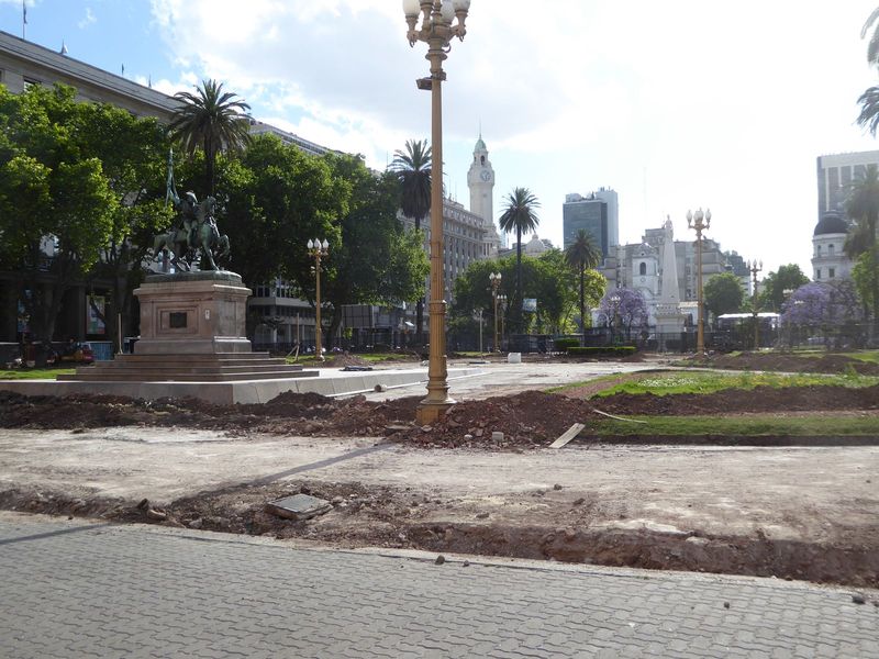 We've come back to the fenced-off section of the Plaza de Mayo, and now we're looking away from the water. You recognize Belgrano and the py