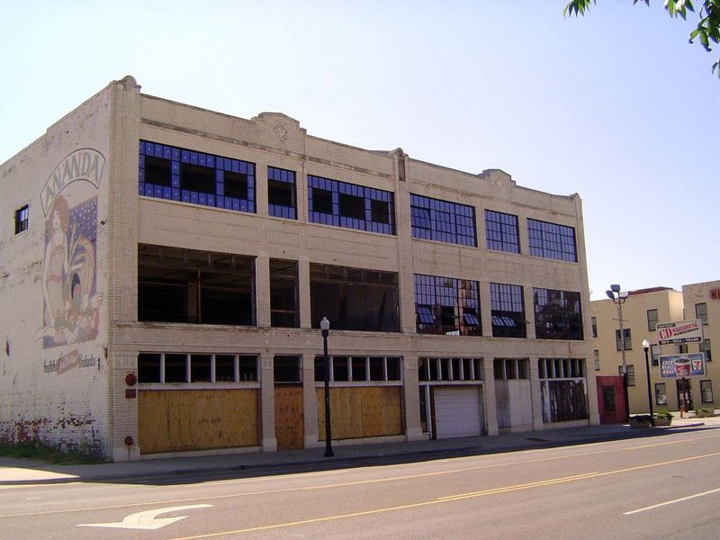 And here's maybe the only other building linked to Ellison. It's the old Greenlease-Moore Cadillac agency on Broadway. Opened in 1920, it wa