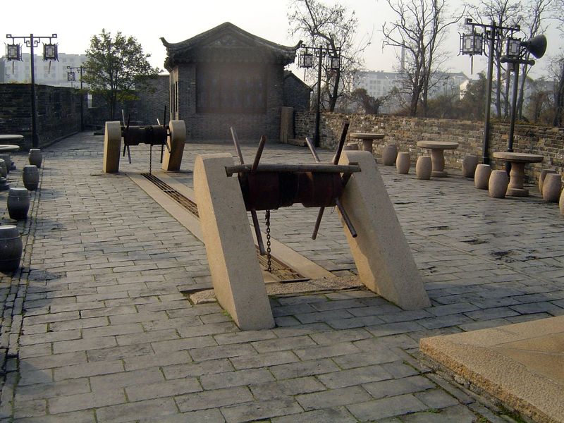 Above the gate, this windlass, reconstructed in the 1980s, was built to block passage through the water gate.