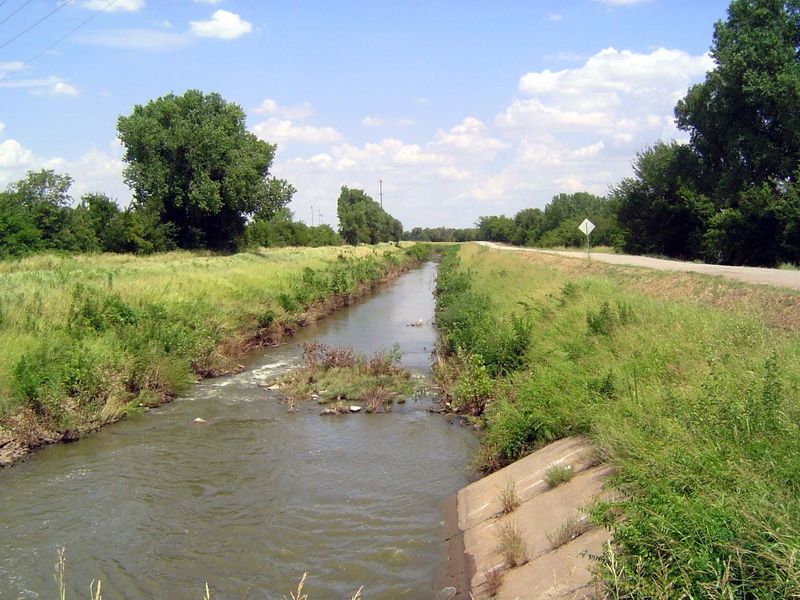 Here's the canal, heading north to that reservoir, Lake Hefner.