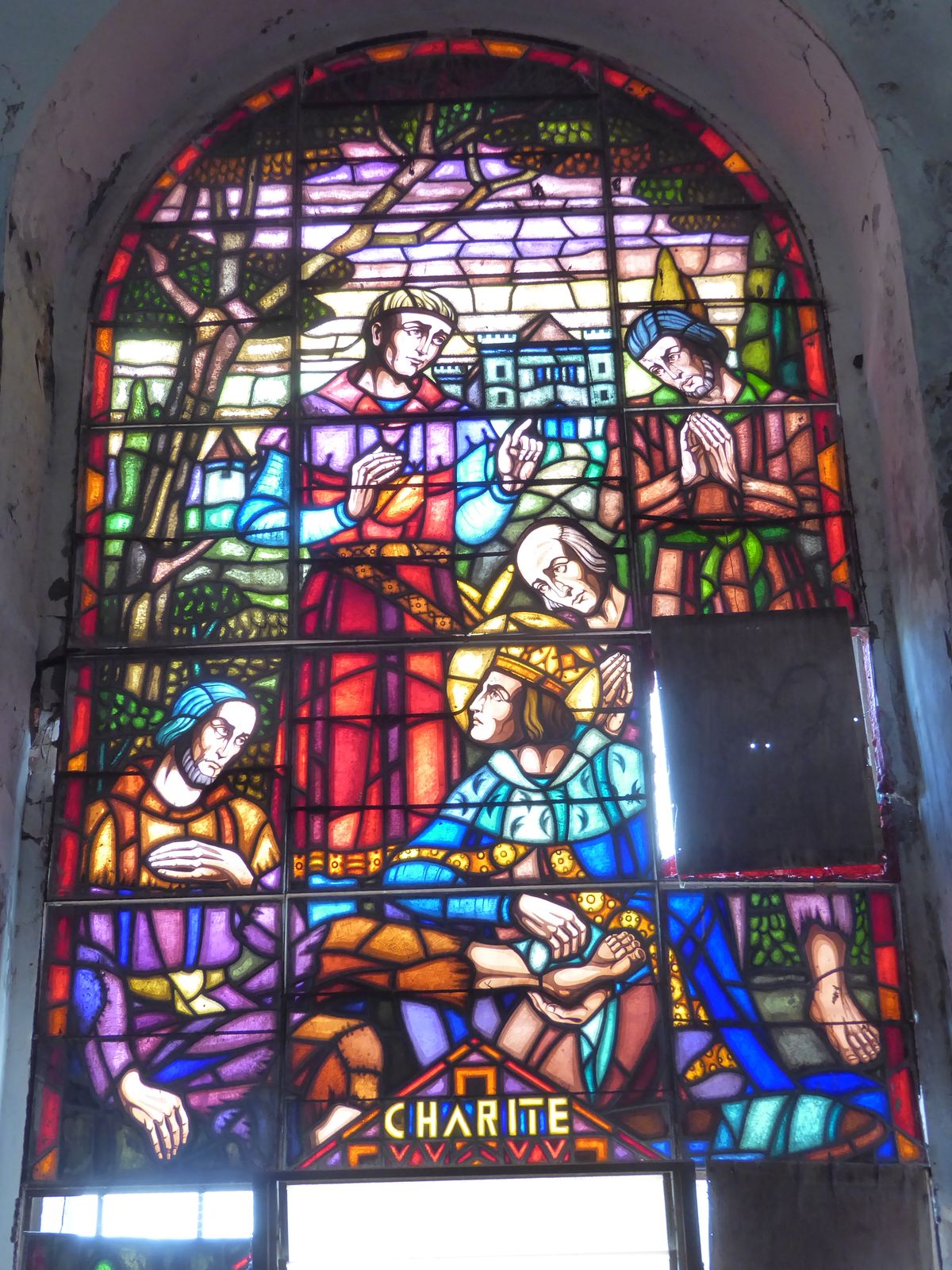 Six windows represent the qualities of Saint-Louis.