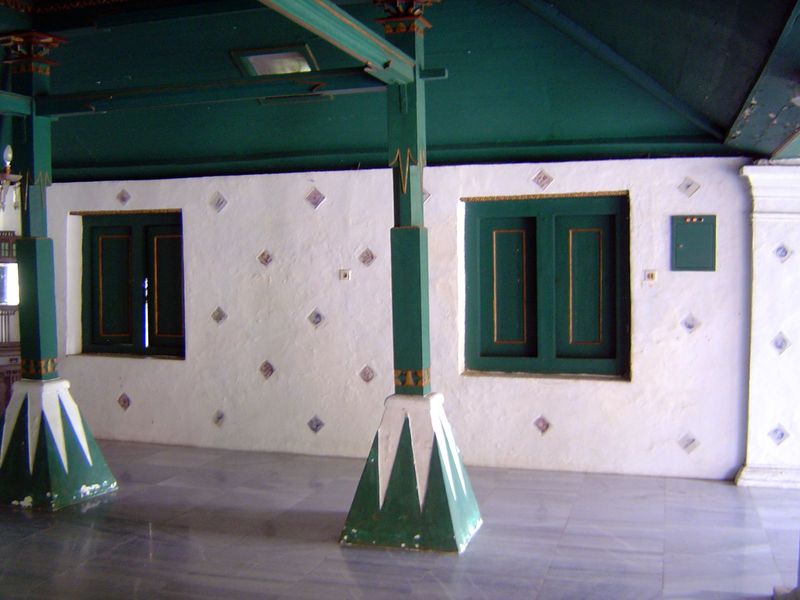 Some of the interior palace walls are trimmed with fragments of Chinese porcelain.