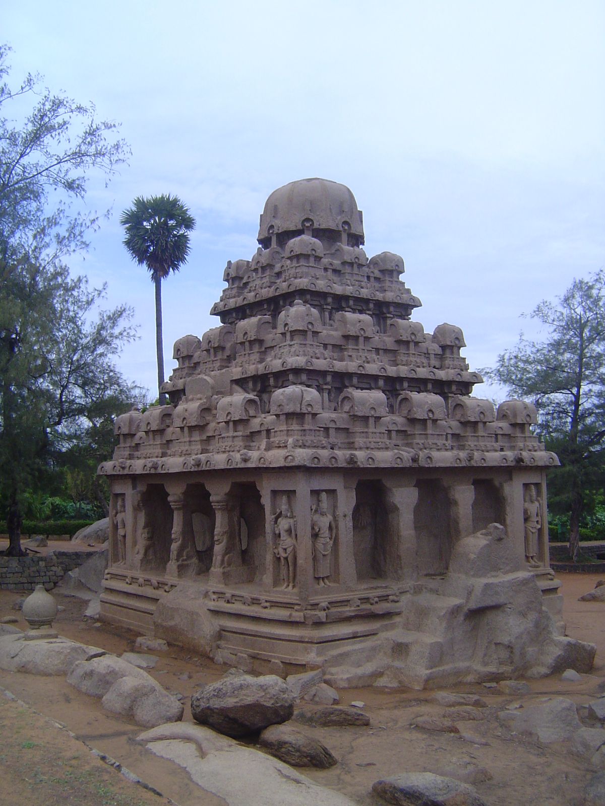 The pairs of deities at each corner are composite deities. The two nearest the camera are Ardhanari and, to the right, Harihara.