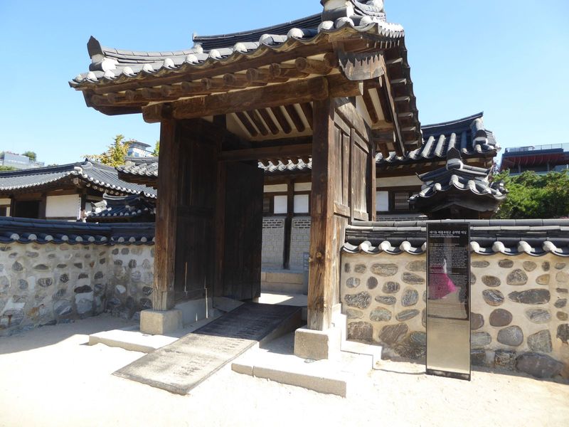We've come south a mile and a bit to the Namsangol Hanok Village, where five hanoks—big and small—were put on display in 1998.