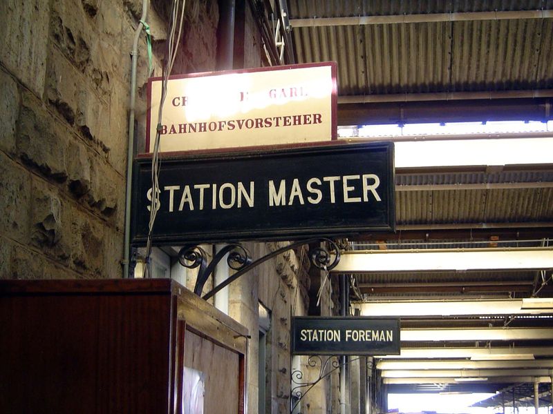 Chef de gare? Bahnhofsvorsteher? The sign is obviously an add-on, but from when? The one thing that's clear is that somebody believed that t