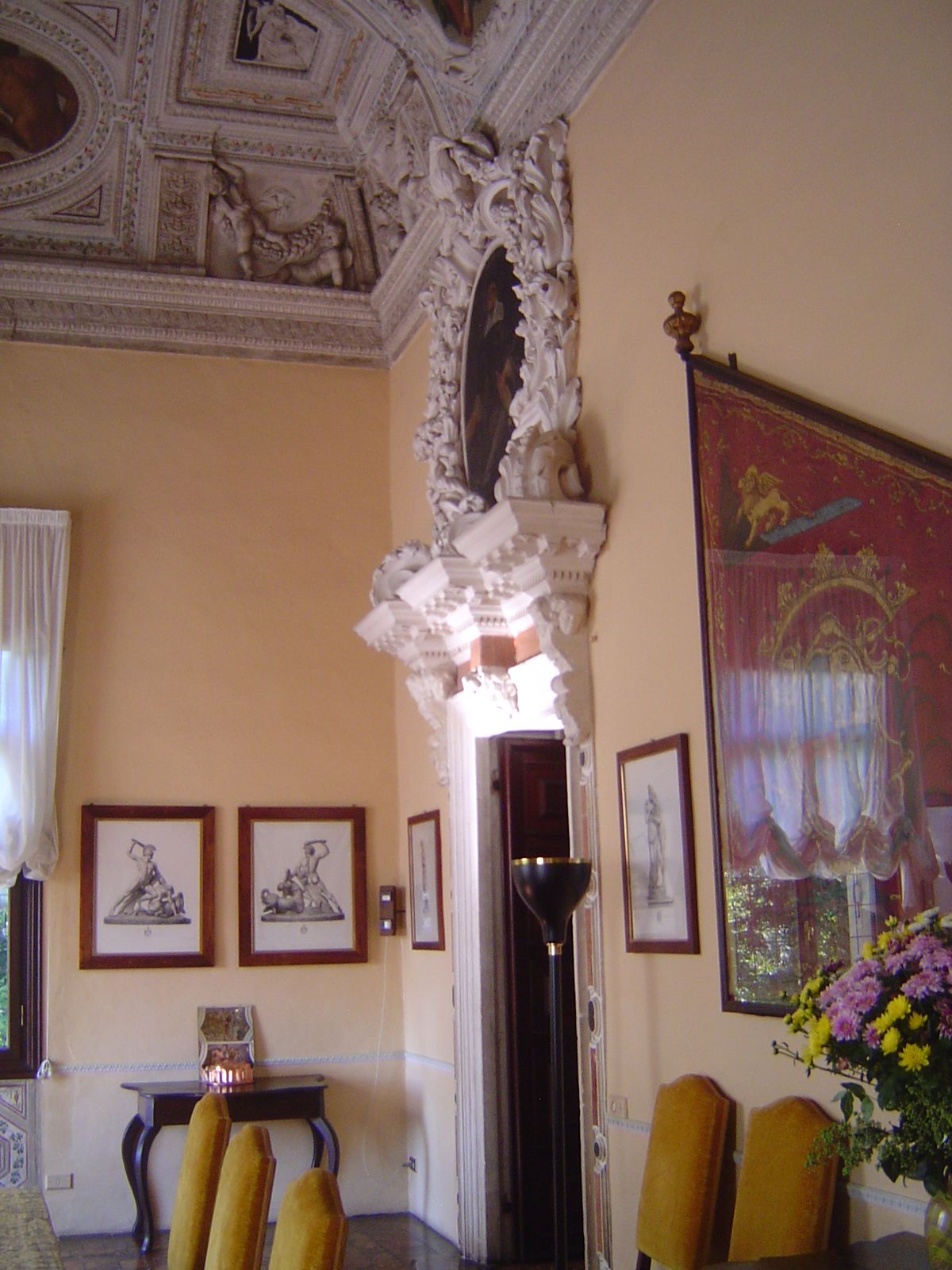 Same room, with a plaster soprapporte.