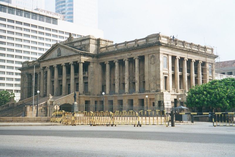 Adjoining the secretariat: the colonial period's National State Assembly, also from 1929. On the left, the former Meridien Hotel, now an ind