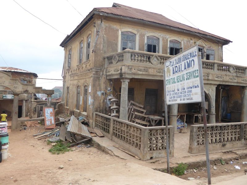 Here's a house in Oshogbo proper: columns, balustrades, decoration. Traditional? Sure, but whose?