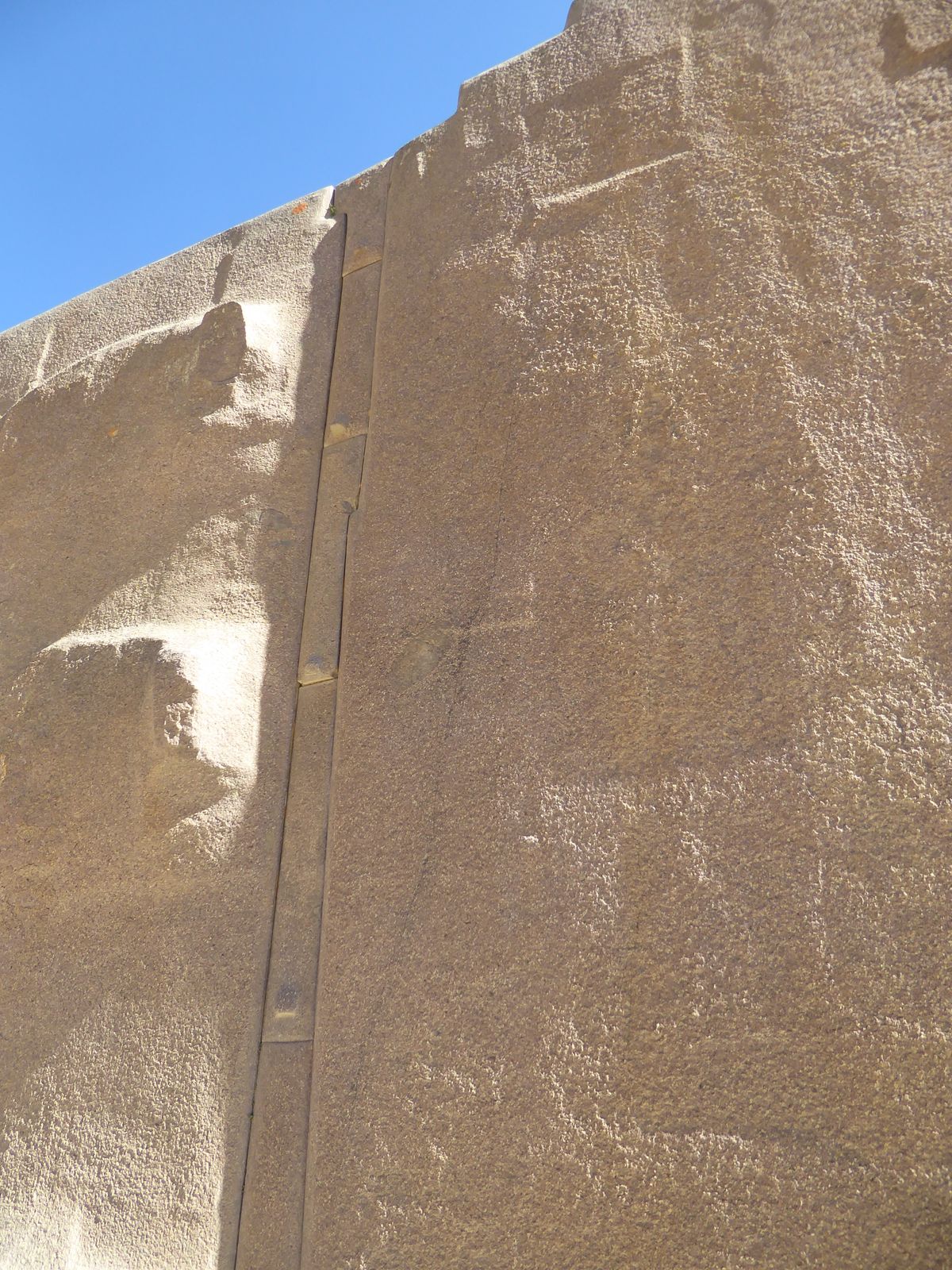 Instead of deeply bevelled edges, here and only here the Inca separated the blocks with stone shims. Why the T-shape on the top shim? Sure, 