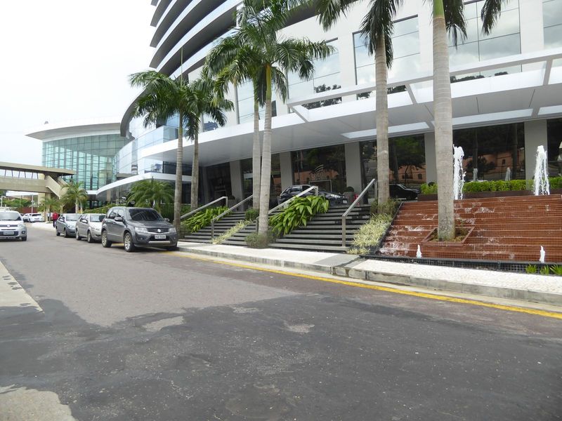 People with more money live farther inland, especially in the neighborhood called Adrianopolis with its Galeria Cristal. It boasts a Carrefo