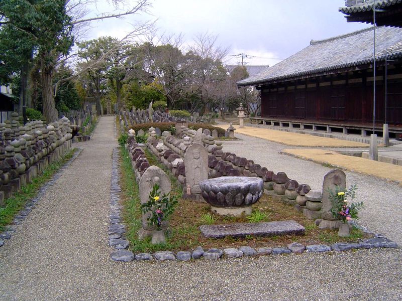 Adjacent to the hall, there is a potter's field for those who died during the Edo Period from epidemics and natural disasters. The bodhisatt