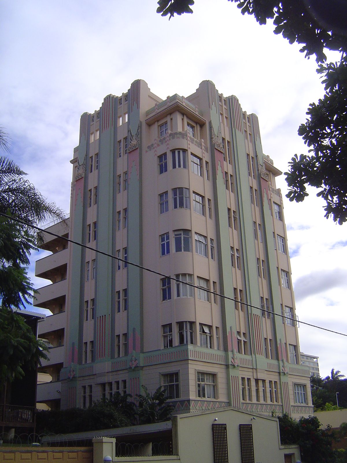 Surrey Mansions is also from 1935 but more peacefully located. The top floor is a phantom, purely decorative.