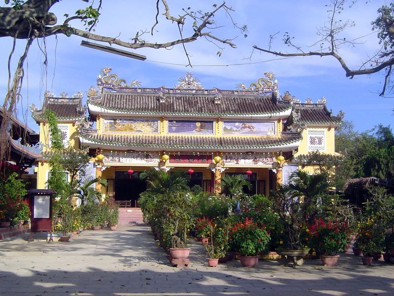 The qualification "private" was there to leave room for assembly halls and religious buildings, in this case the Phac Hat pagoda.