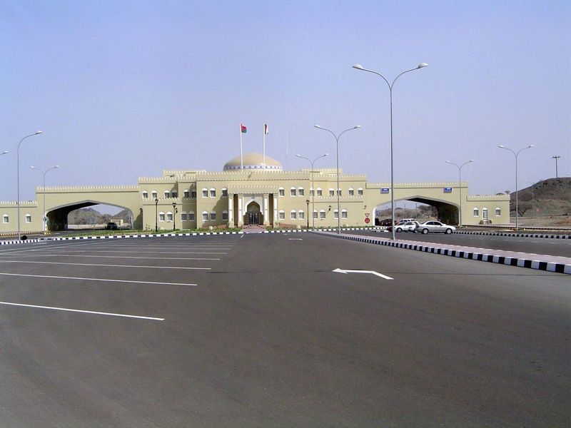 Here, near Hatta, is the main border station for traffic from Dubai. Inside, there's lots of A/C, and you can watch ESPN sports on monitors.